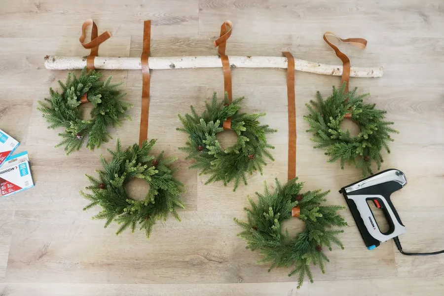 Modern & Simple Christmas Wreath DIY Wall Hanging