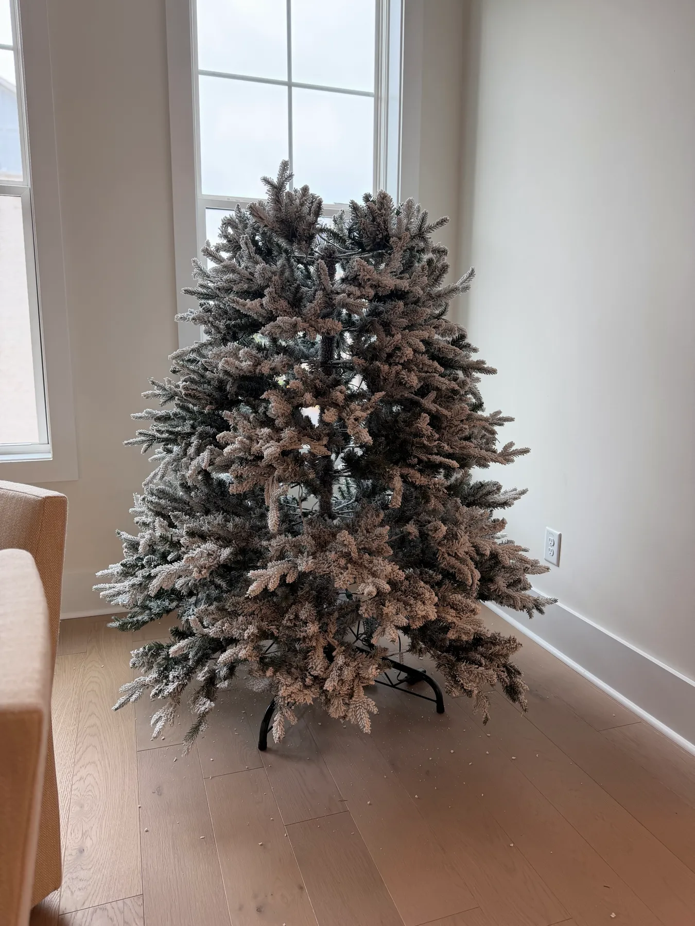 My 7.5′ Pre-Lit Flocked King of Christmas Tree: Setup, Fluffing and Honest  Thoughts – the SIMPLE moms