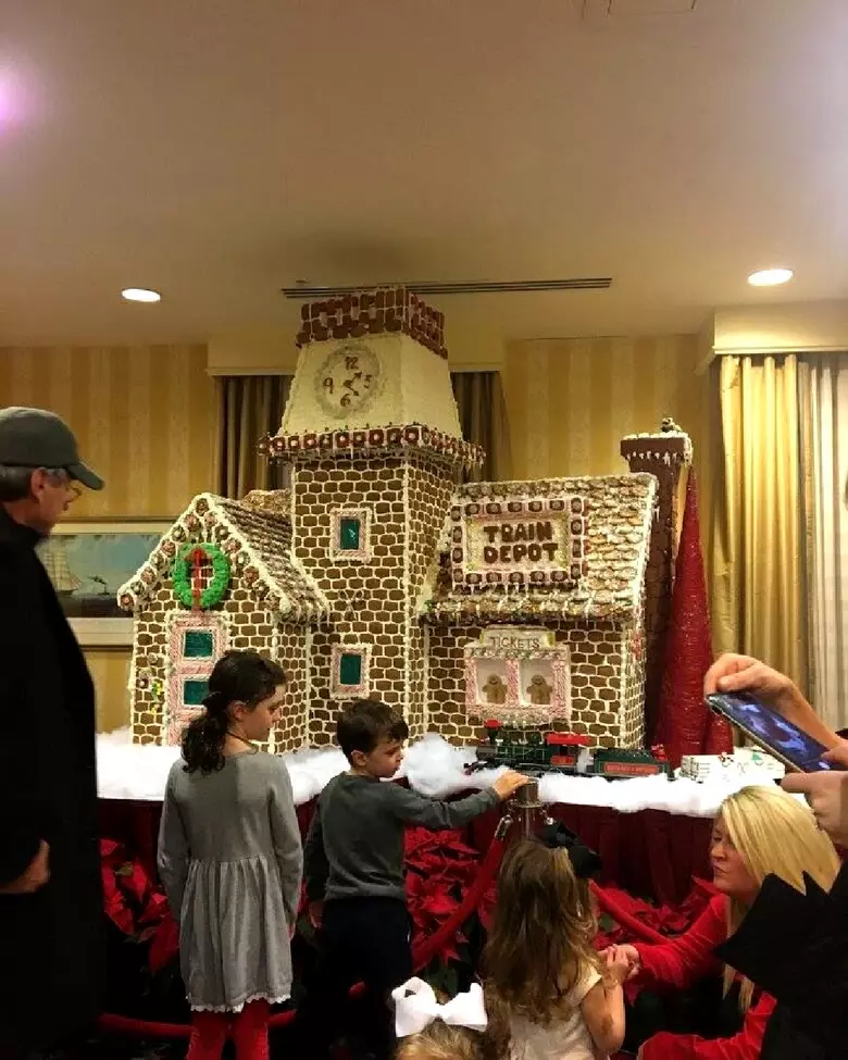 New Hampshire Hotel Has Huge Delicious-Looking Gingerbread Houses
