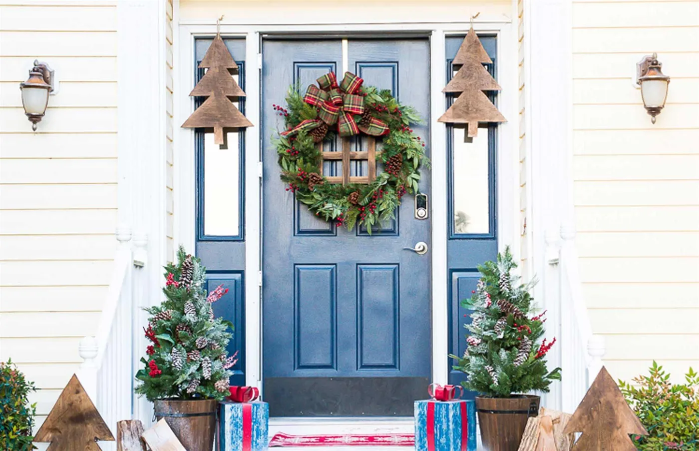 Outdoor Christmas decorating ideas | loveproperty.com