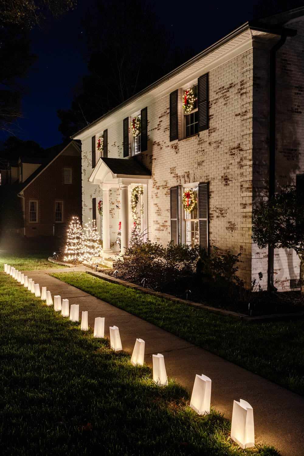 Outdoor Christmas Lawn Decorating Ideas (No Ladder Required) - Bless'er  House