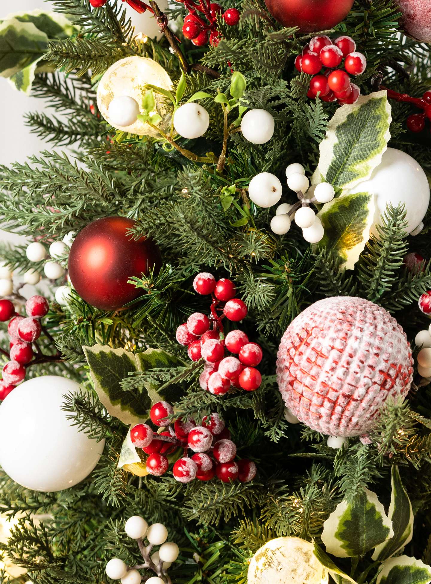 Outdoor Lit Nordic Splendor Artificial Christmas Garland | Balsam Hill