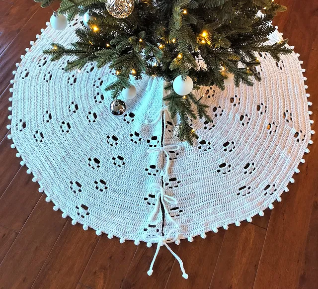 Ravelry: Snow Beans Paw Prints Tree Skirt pattern by Amber Fernandez