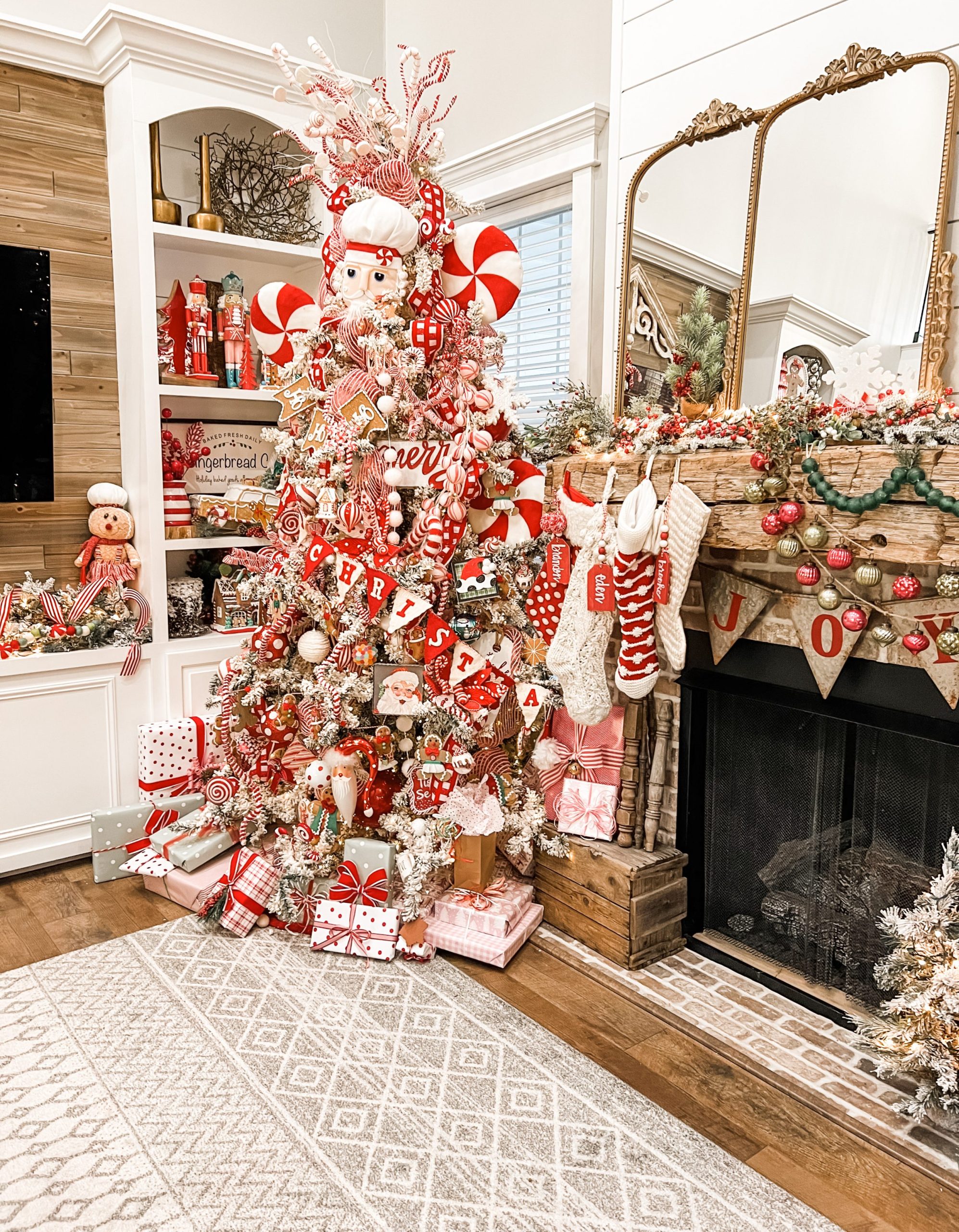 red-white-christmas-tree-gingerbread-living-room1 -