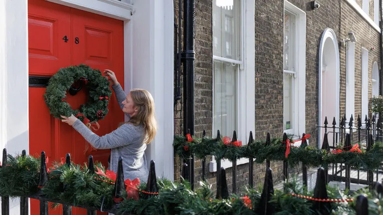 Say Goodbye To Wreaths: A Charming, More Unique Way To Decorate Your Front  Door