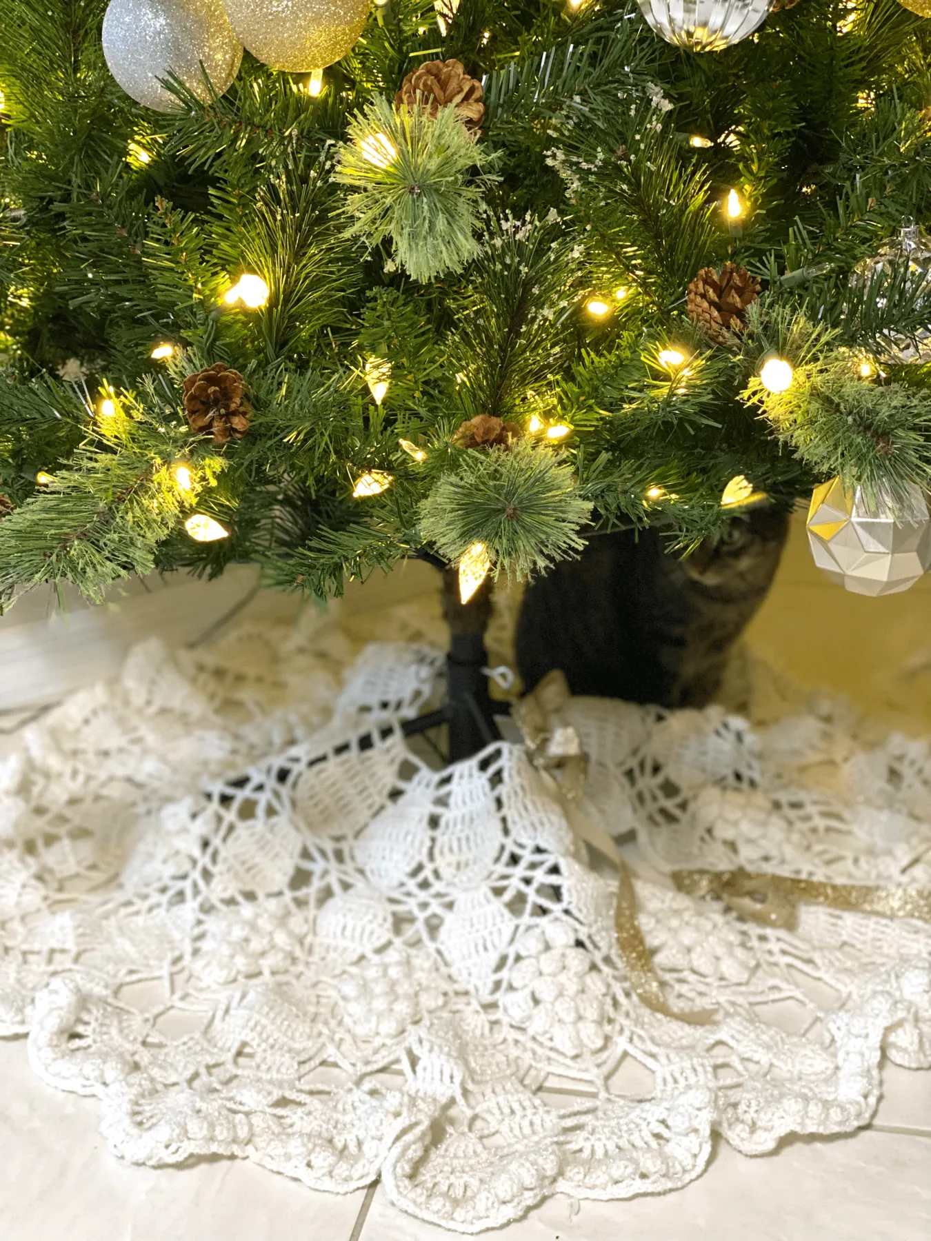 Scrubbi Winter Wonderland Crochet Tree Skirt Pattern | Kristin Omdahl