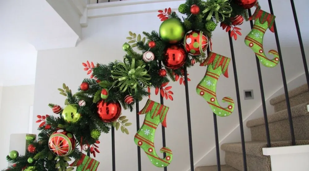 Staircase Garland Design – My Christmas