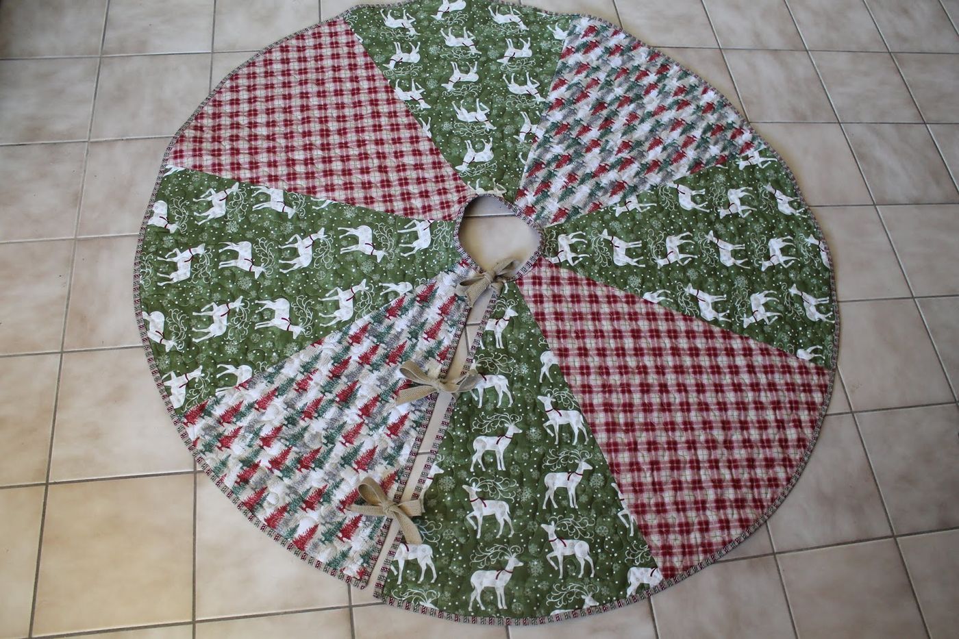 SunShine Sews...: Quilted Christmas Tree Skirt