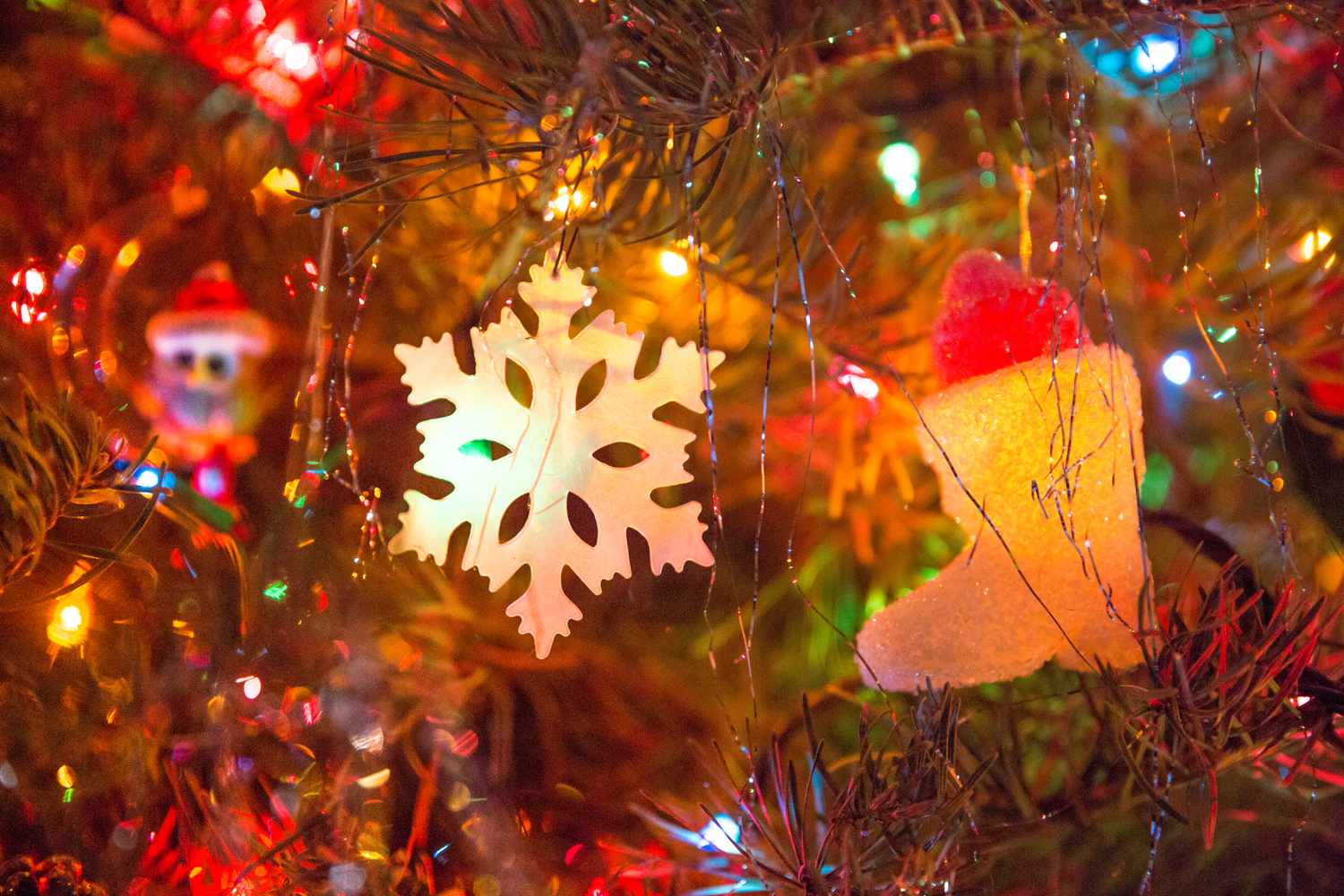 The '90s Christmas Decor You Need, According to Designers