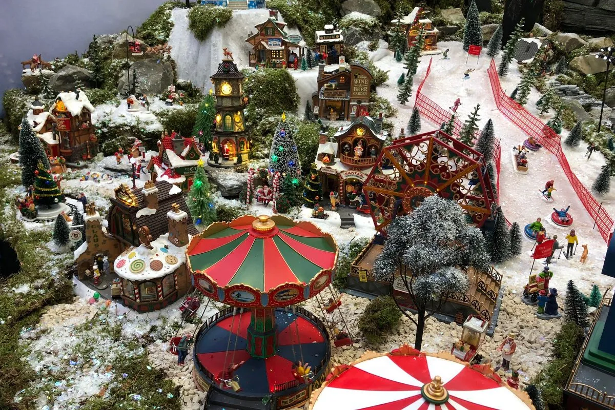 This miniature Christmas village in Edinburgh has more than a hundred tiny characters | Edinburgh Live