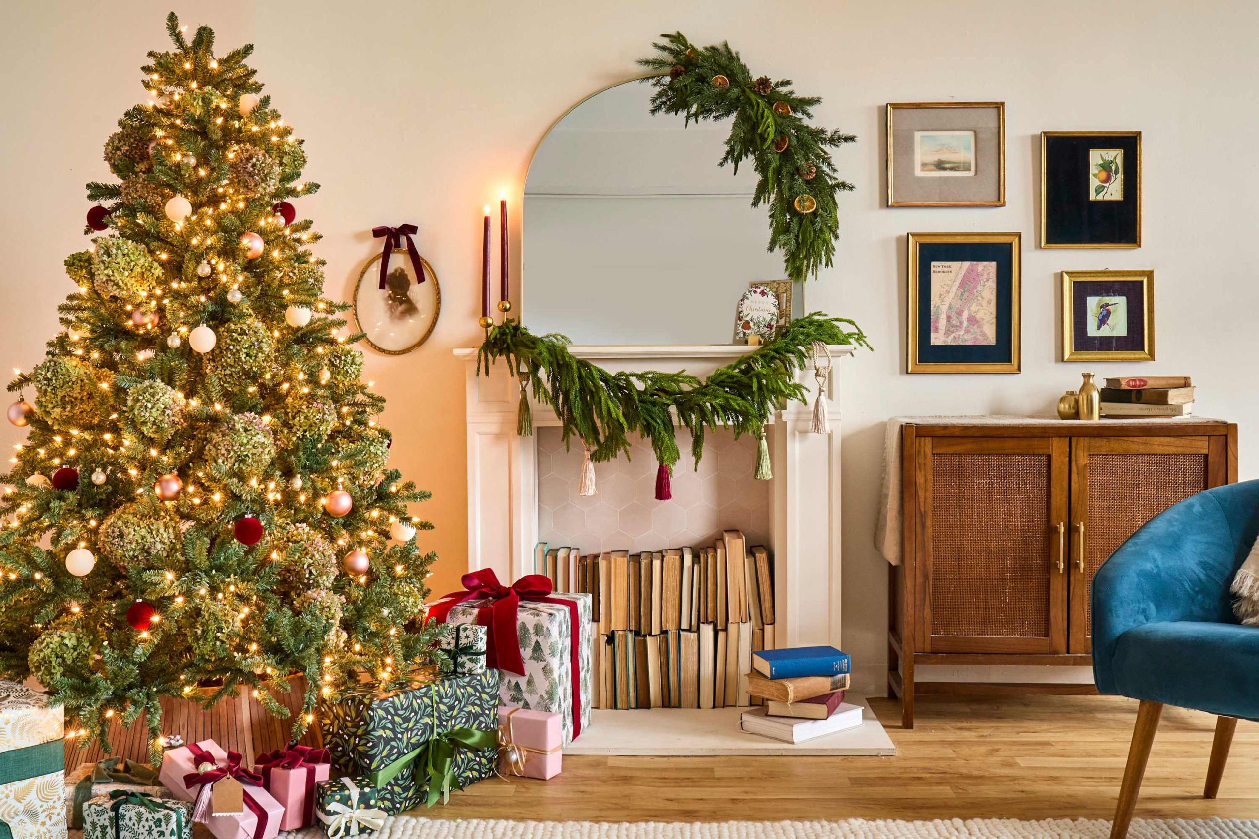 TikTok Is Buzzing Over This Bold Christmas Decor Trend: “Absolutely  Stunning”