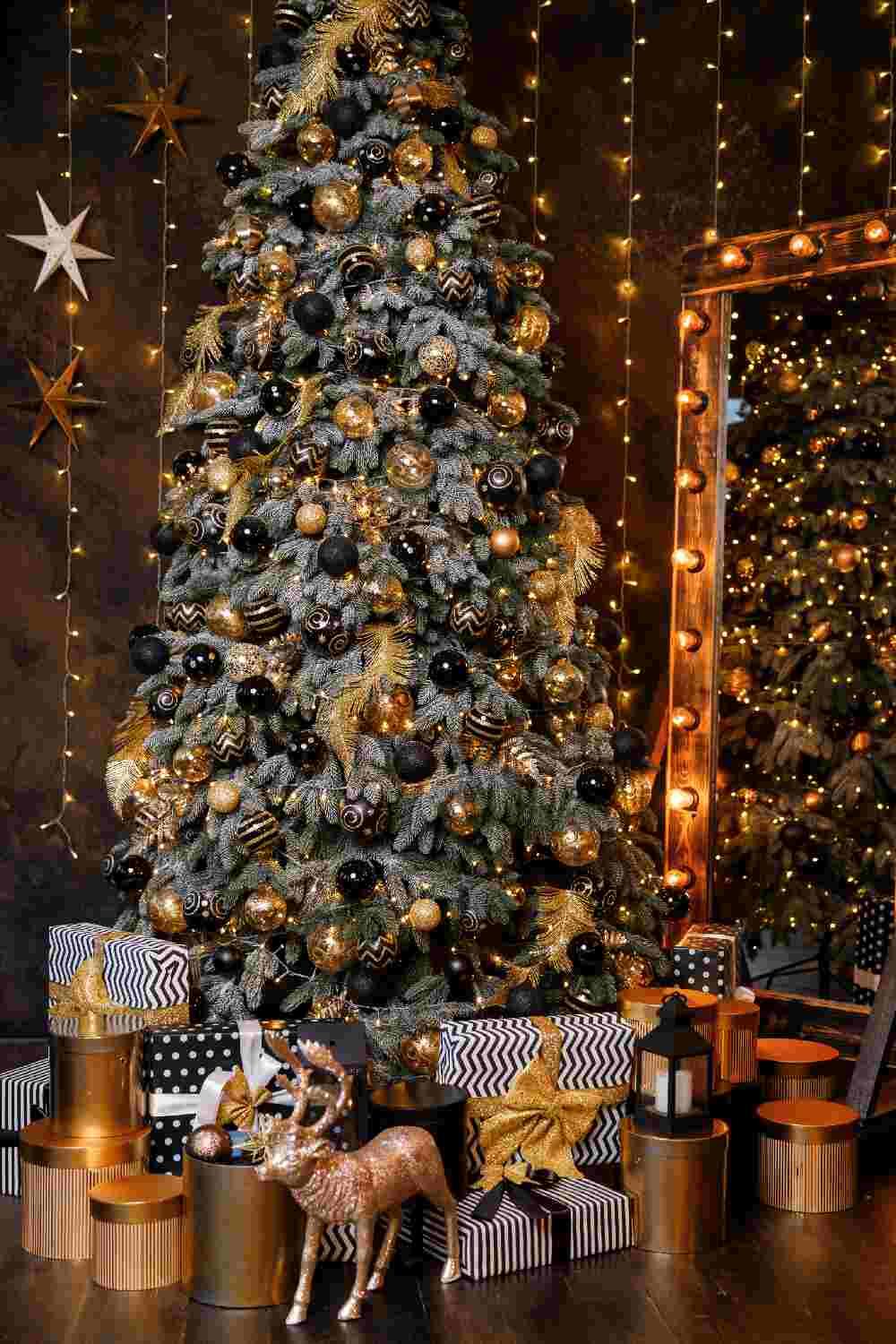 Timeless monochromatic Christmas tree decorations for a simpler aesthetic -  Cultura Colectiva