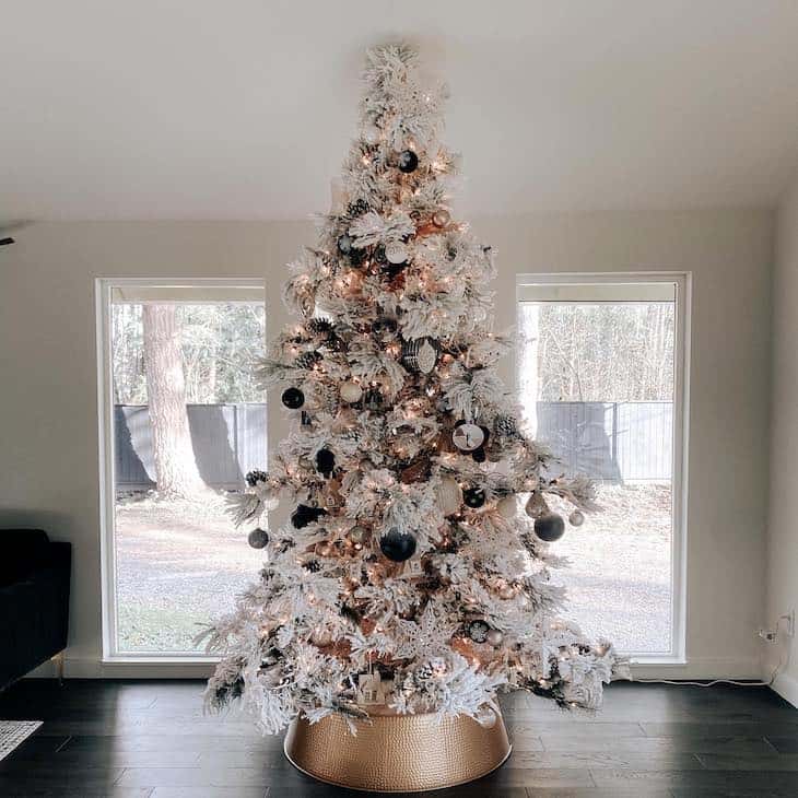 Top Tips for Decorating Your White Christmas Tree with Style - Farmhousehub