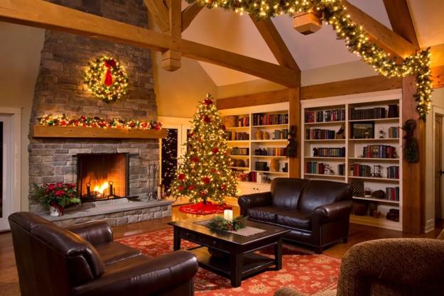 Traditional Christmas Garlands and Lights, Chic Fireplace Decorating Ideas  for Winter Holidays