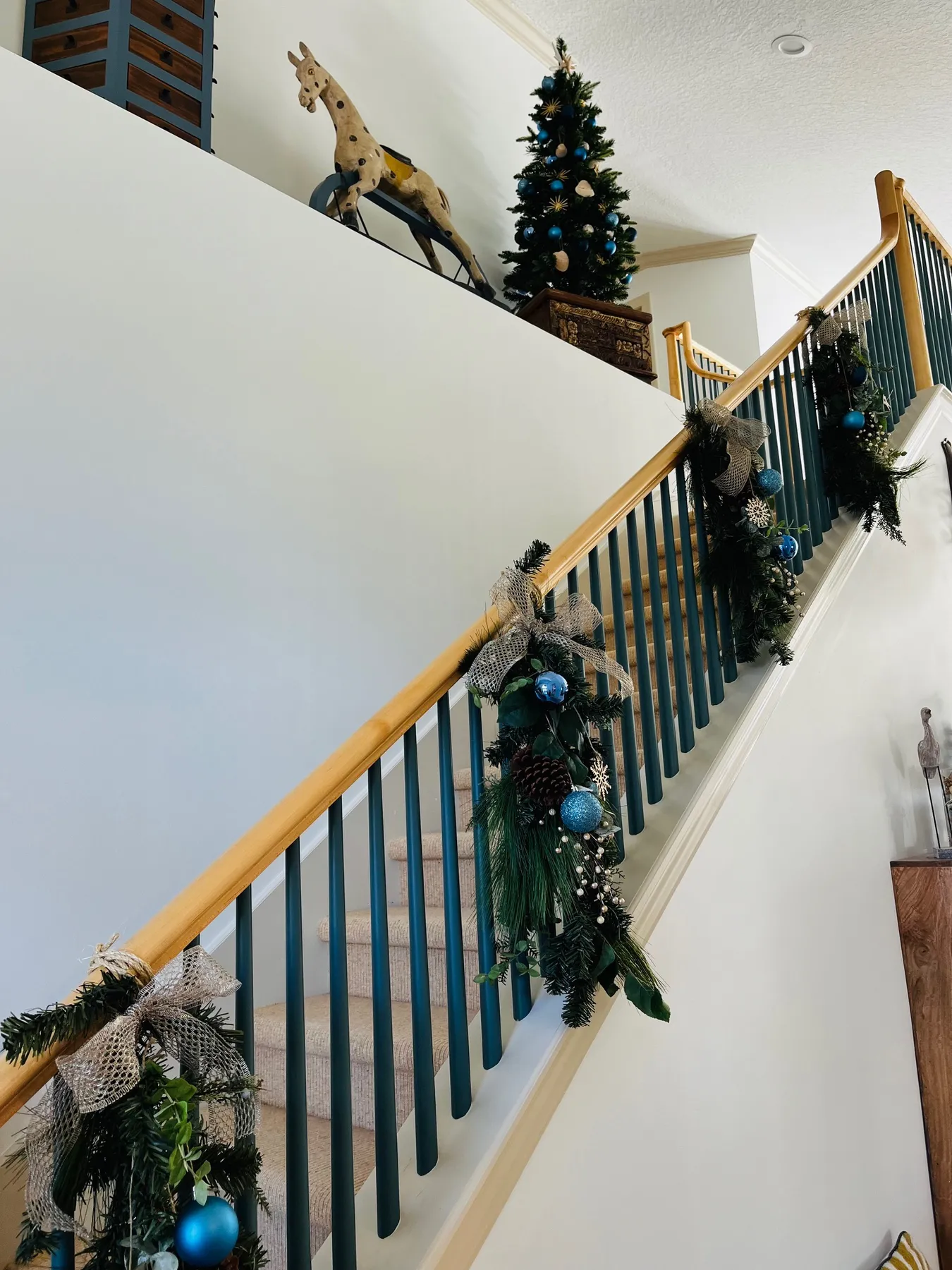 Upcycling an old Garland to Stairway Swags - The Downsized Life