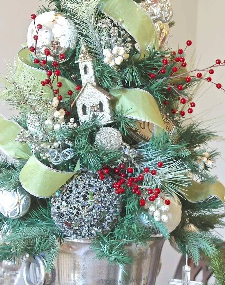Use these Creative Christmas Decorating Tricks this Year