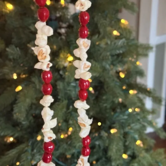 Vintage 1984 Festive Red and White Holiday Popcorn Garland 74 inches long