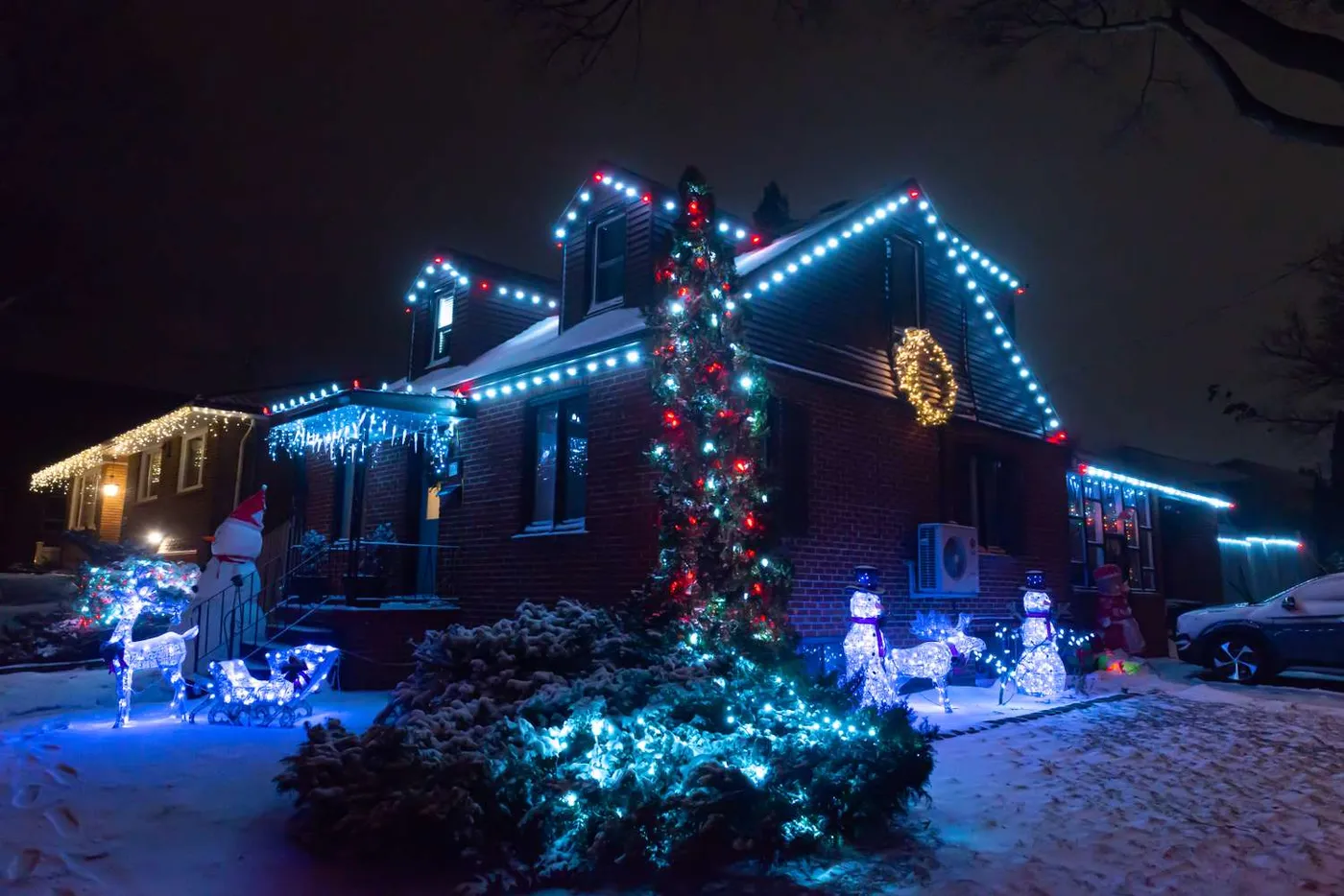 We Asked Designers How to Avoid Tacky Holiday Yard Decor—Here's Their Advice