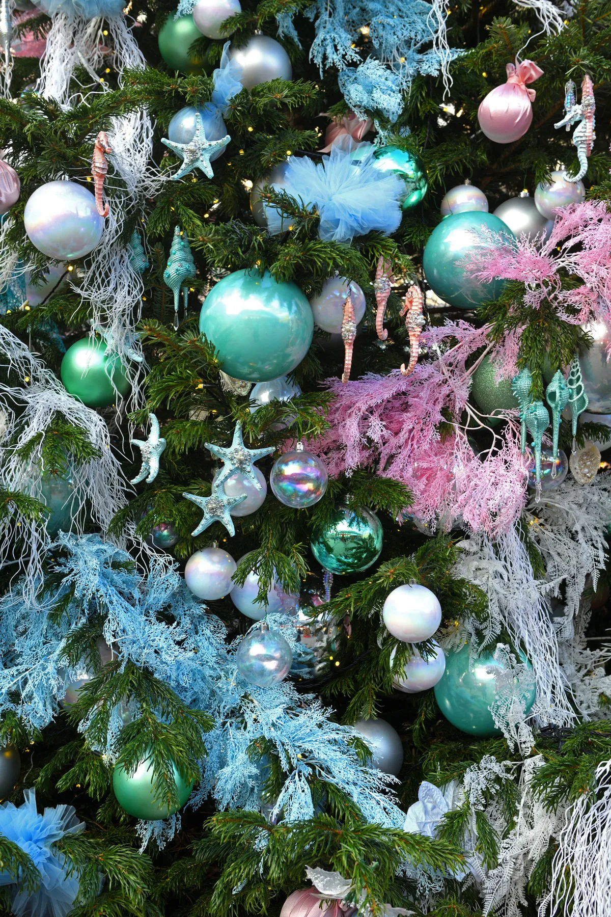 What Is Coastal Christmas? How to Work the Trend in Your Home - Dengarden