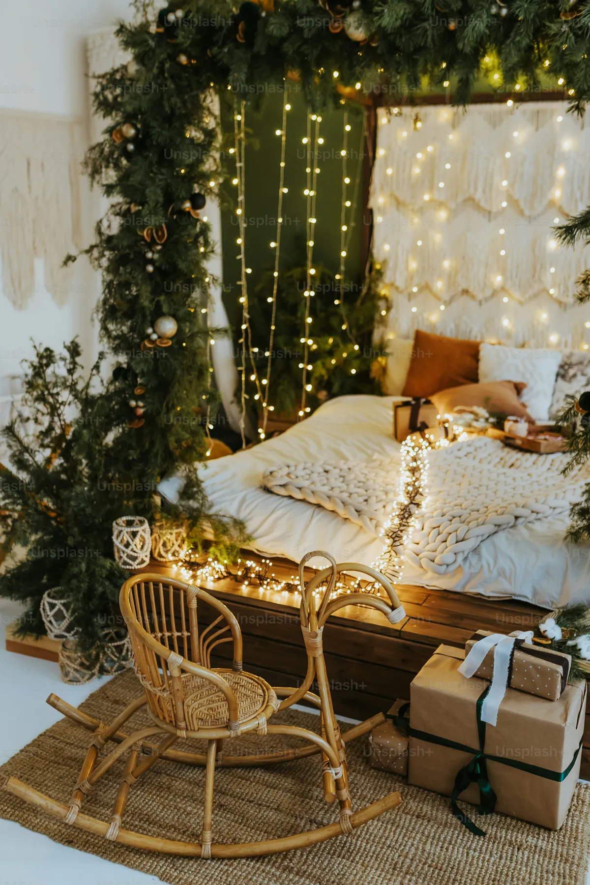 White christmas tree and canopy bed - Photo on Unsplash+
